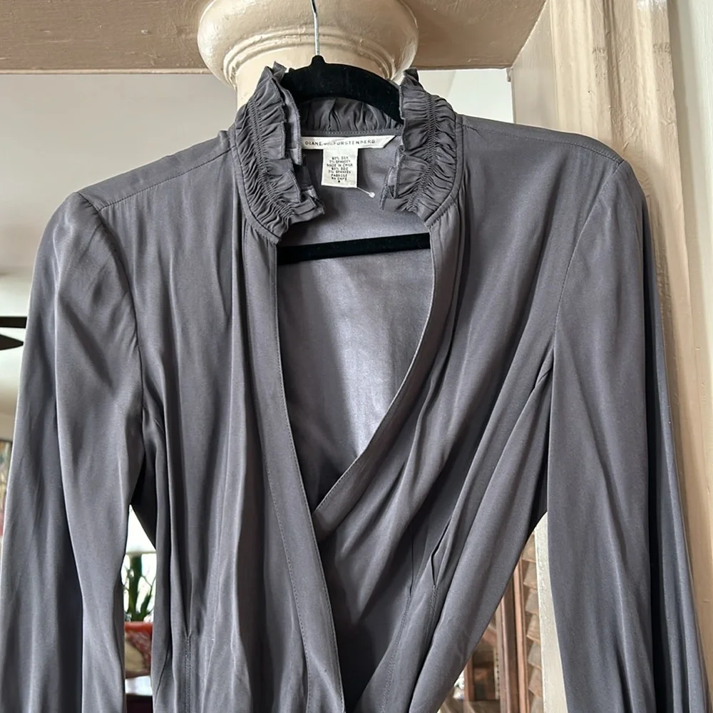 Diane von Furstenberg tailored, darted wrap blouse. - Picture 3 of 9